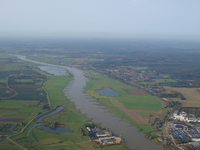 849873 Luchtfoto van de Nederrijn bij Remmerden (gemeente Rhenen), uit het zuidoosten, met rechts het dorp Elst ...